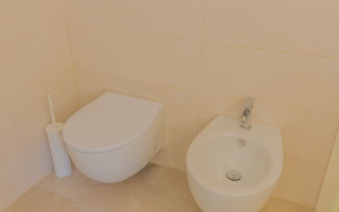 Casa Nonna Netta: Toilet Seat, Gabinetto, Bagno, Idraulico Fixture, Pavimentazione, Pavimento, Lavello, Idraulico, Bidet, Interior Design