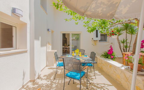 Casa Nonna Netta: Pavimentazione, Pavimento, Appartamento, Pianta Della Casa, Sedia, Vaso Di Fiori, Mobili Da Esterno, Balcone