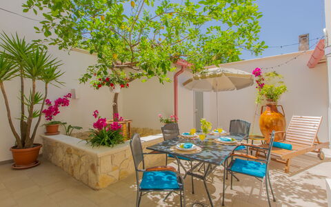 Casa Nonna Netta: Mobilia, Vaso Di Fiori, Interior Design, Sedia, Pavimentazione, Tavolo, Pavimento, Pianta Della Casa, Mobili Da Esterno