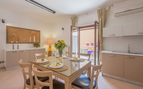 La Nuvola Sui Pedali: Mobilia, Pavimentazione, Interior Design, Pavimento, Cucina & Sala Da Pranzo Tavolo, Sedia, Tavolo, Appartamento, Sala Da Pranzo, Controsoffitto