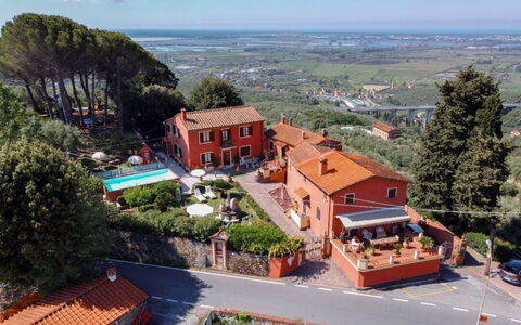Casale La Pieve: Ricorrere, Piscina, Resort Citta ', Mobili Da Esterno, Eco Hotel, Villa, Hacienda, Paesino Di Montagna