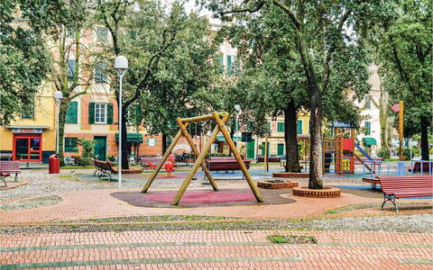 Casa Camuri - Levanto: Albero, Spazio Pubblico, Città, Quartiere, Insediamento Umano, Urban Design, Shade, Marciapiede, La Piazza Cittadina, Attrezzatura Giochi All'Aperto