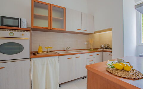 Villa Vera: Interior Design, Pavimentazione, Legna, Cucina, Mobilia, Controsoffitto, Pavimento, Elettrodomestico Da Cucina, Apparecchio Major, Camera