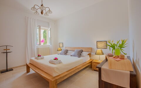 Villa Vera: Mobilia, Letto, Interior Design, Pavimentazione, Pavimento, Camera Da Letto, Legna, Camera, Lenzuolo, Bedding