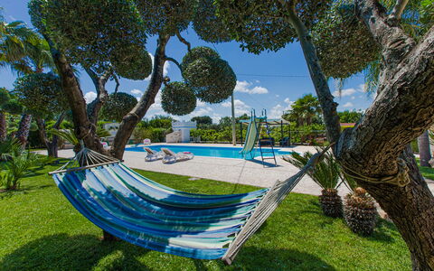 Trullo Poggio Con Piscina: Blu, Albero, Shade, Tempo Libero, Prato, Giardino, Piscina, Ricorrere, Eco Hotel, Landscaping