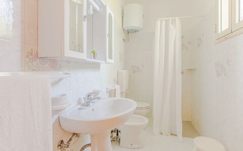 Trullo Poggio Con Piscina: Interior Design, Pavimentazione, Pavimento, Idraulico Fixture, Soffitto, Bagno, Lavandino Del Bagno, Camera, Lavello, Idraulico
