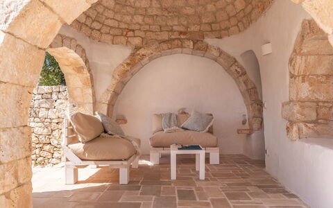 Masseria Le Monache: Parete, Mobilia, Muro ​​Di Pietra, Brick, Materiali Naturali, Sedia, Soggiorno, Pianta Della Casa, Cuscino
