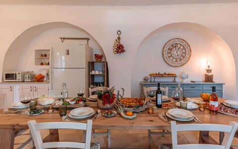 Masseria Le Monache: Mobilia, Tavolo, Cucina & Sala Da Pranzo Tavolo, Sedia, Tavola, Sala Da Pranzo, Casa, Pianta Della Casa, Serveware, Vaso Di Fiori