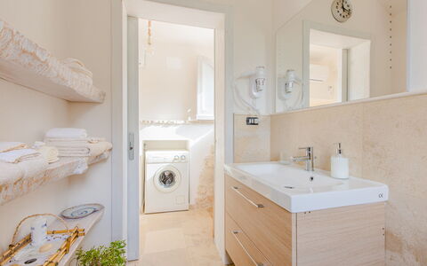 Trullo Della Quercia: Pavimentazione, Bagno, Interior Design, Idraulico Fixture, Pavimento, Mobiletto Del Bagno, Lavandino Del Bagno, Lavello, Rubinetto, Soffitto