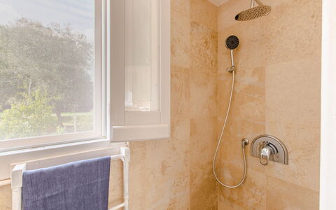 Trullo Della Quercia: Idraulico Fixture, Parete, Bagno, Pavimentazione, Idraulico, Pavimento, Rubinetto, Soffione Doccia, Doccia, Camera