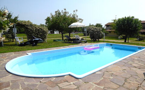 Silea Apartments, Pool, Garden, Treviso: Blu, Piscina, Materiale Composito, Ricorrere, Tempo Libero, Shade, Backyard, Hacienda, Cortile, Hotel