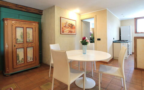 Silea Apartments, Pool, Garden, Treviso: Mobilia, Interior Design, Pavimentazione, Pavimento, Legna, Tavolo, Sala Da Pranzo, Camera, Soffitto, Cucina & Sala Da Pranzo Tavolo