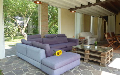 Andrea Apartment: Mobilia, Divano, Soggiorno, Tavolino Da Caffè, Sedia, Mobili Da Esterno, Shade, Latifoglie