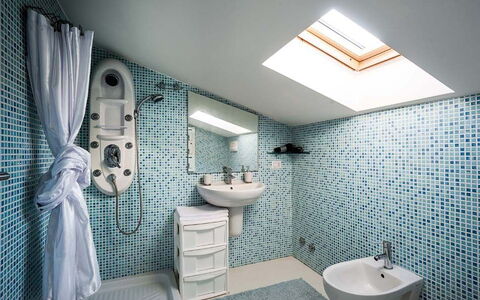 Cala Marina: Blu, Bagno, Idraulico Fixture, Interior Design, Pavimentazione, Lavandino Del Bagno, Pavimento, Lavello, Gabinetto, Rubinetto