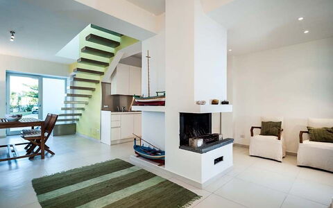 Cala Marina: Mobilia, Interior Design, Pavimentazione, Pavimento, Parete, Soffitto, Camera, Legna, Soggiorno, Divano