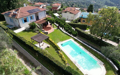 Villa Corsanico: Piscina, Zona Residenziale, Casa, Tetto, Insediamento Umano, Casa, Ricorrere, Estate, Giardino, Eco Hotel