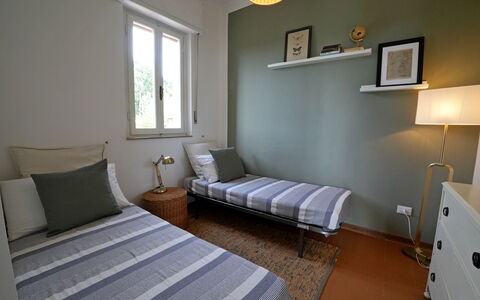 Villa Corsanico: Mobilia, Letto, Interior Design, Camera Da Letto, Parete, Pavimento, Pavimentazione, Legna, Lenzuolo, Camera