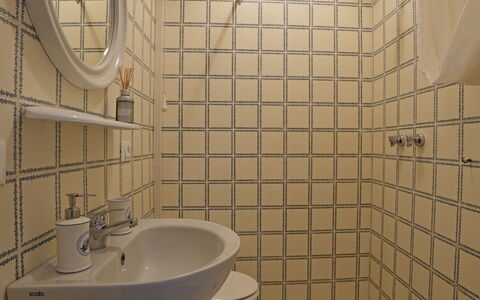 Villa Corsanico: Bagno, Idraulico Fixture, Interior Design, Pavimentazione, Pavimento, Lavandino Del Bagno, Idraulico, Toilet Seat, Gabinetto, Camera
