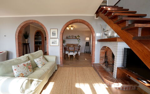 Villa Corsanico: Mobilia, Interior Design, Pavimentazione, Parete, Legna, Divano, Pavimento, Soffitto, Camera, Soggiorno