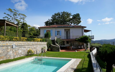 Villa Corsanico: Piscina, Zona Residenziale, Casa, Tetto, Ricorrere, Estate, Balcone, Eco Hotel, Hacienda, Villetta
