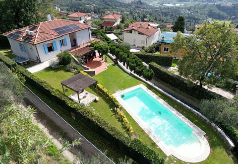 Villa Corsanico: Piscina, Zona Residenziale, Casa, Tetto, Insediamento Umano, Casa, Ricorrere, Estate, Giardino, Eco Hotel