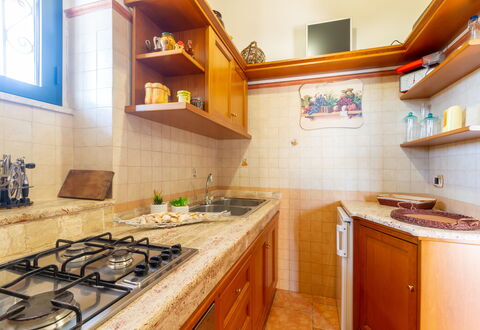 Luxury Private Villa With Garden: Cucina, Elettrodomestico Da Cucina, Controsoffitto, Apparecchio Major, Legna, Interior Design, Pavimentazione, Lavandino Della Cucina, Cabinetry, Cucina Stufa