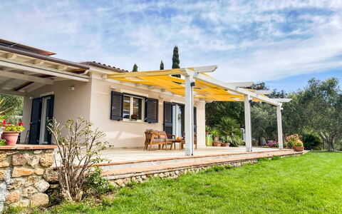 Il Tramonto: Tetto, Casa, Villetta, Shade, Estate, Tenda, Portico, Struttura Esterna, Villa, Eco Hotel