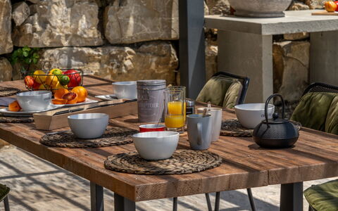 Villa Feronia: Tavola, Cibo, Tavolo, Mobilia, Serveware, Bicchieri, Dishware, Ingrediente, Piatto