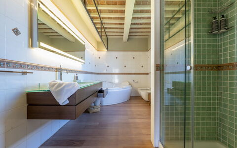 Villa Trasimena: Pavimentazione, Interior Design, Pavimento, Soffitto, Idraulico Fixture, Bagno, Illuminazione, Idraulico, Rubinetto, Casa