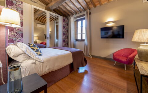 Villa Trasimena: Pavimentazione, Pavimento, Interior Design, Camera Da Letto, Biancheria, Letto, Lenzuolo, Bedding, Telaio Del Letto, Pavimento In Legno