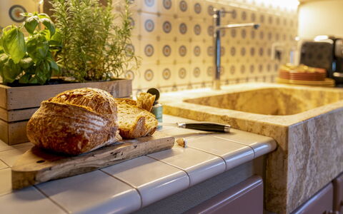 Villa Trasimena: Controsoffitto, Cucina, Interior Design, Pavimentazione, Serveware, Idraulico, Rubinetto, Piastrella, Idraulico Fixture, Cabinetry