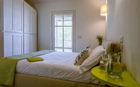 Bianca la Luna: Mobilia, Letto, Interior Design, Camera Da Letto, Parete, Lenzuolo, Bedding, Legna, Pavimento, Camera