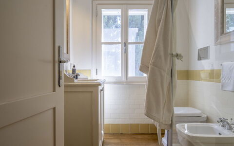 Bianca la Luna: Pavimentazione, Pavimento, Interior Design, Idraulico Fixture, Bagno, Idraulico, Rubinetto, Camera, Porta, Lavello