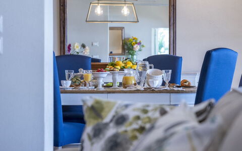 Bianca la Luna: Mobilia, Interior Design, Camera, Tessile, Tavolo, Illuminazione, Soffitto, Pavimentazione, Sedia, Pavimento