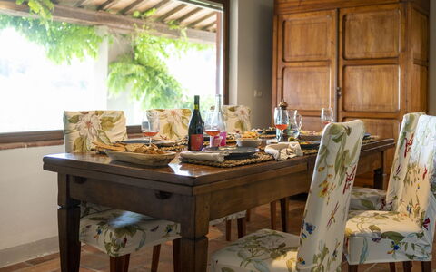 Villa delle Rose: Mobilia, Interior Design, Tavolo, Legna, Sedia, Cucina & Sala Da Pranzo Tavolo, Sala Da Pranzo, Tessile, Pavimentazione, Tavola