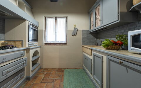 Villa delle Rose: Interior Design, Cucina, Controsoffitto, Cabinetry, Legna, Elettrodomestico Da Cucina, Pavimentazione, Mobilia, Apparecchio Major, Elettrodomestico