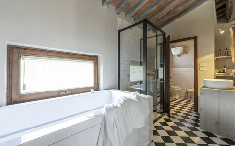 Villa delle Rose: Parete, Interior Design, Pavimentazione, Pavimento, Idraulico Fixture, Vasca Da Bagno, Mobilia, Bagno, Soffitto, Camera