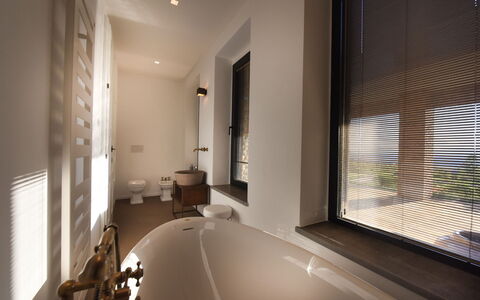 Podere Vigna Nuova: Interior Design, Parete, Idraulico Fixture, Bagno, Pavimentazione, Soffitto, Vasca Da Bagno, Pavimento, Illuminazione, Idraulico