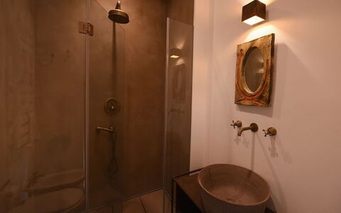 Podere Vigna Nuova: Parete, Idraulico Fixture, Bagno, Pavimentazione, Interior Design, Pavimento, Illuminazione, Marrone, Idraulico, Specchio