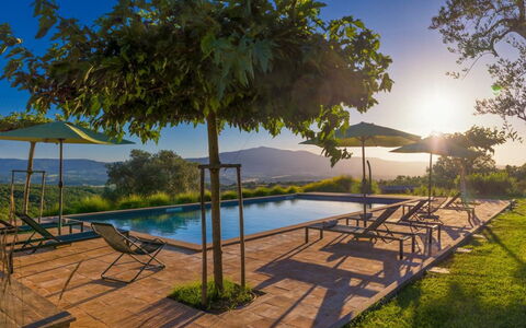 Podere Vigna Nuova: Cielo, Paesaggio Naturale, Collina, Paesaggio, Lotto, Piscina, Catena Montuosa, Mobili Da Esterno, Piantagione, Eco Hotel