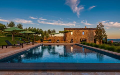 Podere Vigna Nuova: Blu, Piscina, Estate, Villa, Landscaping, Agriturismo, Piantagione, Hacienda, Dimora, Agricoltura