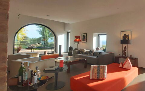 Podere Vigna Nuova: Mobilia, Interior Design, Tavolo, Divano, Pavimentazione, Illuminazione, Soffitto, Soggiorno, Pavimento, Casa