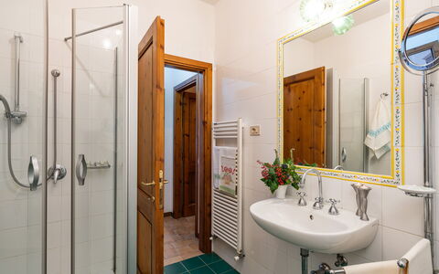 Podere Oliveta: Interior Design, Pavimentazione, Lavandino Del Bagno, Legna, Idraulico Fixture, Pavimento, Bagno, Lavello, Rubinetto, Camera