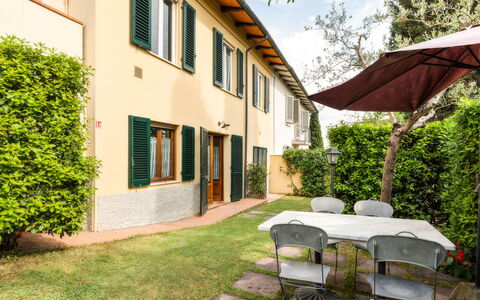 Podere Oliveta: Shade, Prato, Giardino, Cortile, Landscaping, Backyard, Balcone, Cortile, Villa, Hacienda