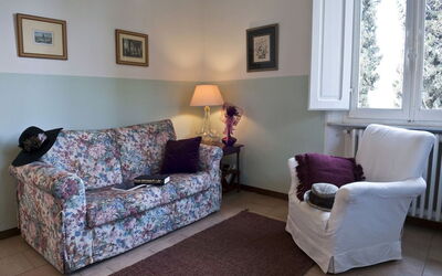 Swallow: Mobilia, Interior Design, Parete, Divano, Pavimentazione, Camera, Pavimento, Soggiorno, Tessile, Illuminazione