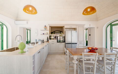 Villa Prestige: Interior Design, Cucina, Pavimentazione, Mobilia, Soffitto, Pavimento, Controsoffitto, Illuminazione, Cabinetry, Lampada