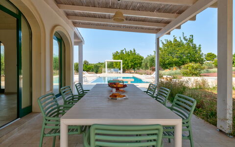 Villa Prestige: Mobilia, Mobili Da Esterno, Tavolo, Interior Design, Sedia, Pavimentazione, Cucina & Sala Da Pranzo Tavolo, Pavimento, Piscina, Tavolo Esterno