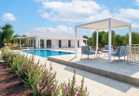 Villa Prestige: Piscina, Shade, Mobili Da Esterno, Materiale Composito, Struttura Esterna, Giardino, Estate, Sedia, Ricorrere, Landscaping