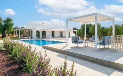 Villa Prestige: Piscina, Shade, Mobili Da Esterno, Materiale Composito, Struttura Esterna, Giardino, Estate, Sedia, Ricorrere, Landscaping