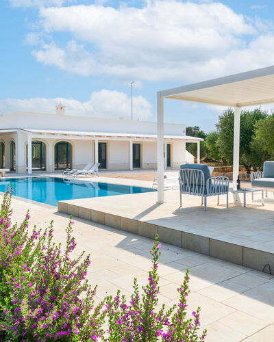 Villa Prestige: Piscina, Shade, Mobili Da Esterno, Materiale Composito, Struttura Esterna, Giardino, Estate, Sedia, Ricorrere, Landscaping